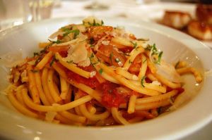 800px-Bucatini_(amatriciana_rossa)