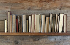 alte Bcher auf Holzregal.